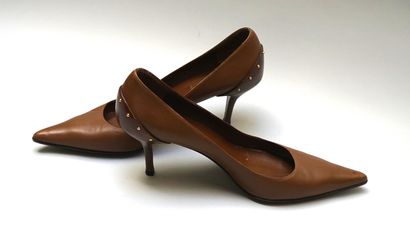 GUCCI - Pair of pumps in camel leather, decorated...
