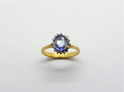 BAGUE en or jaune 18K (750) ornée d'un saphir...