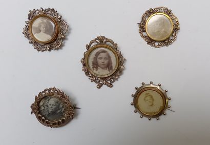 ENSEMBLE composé de 57 petites broches porte-photos...