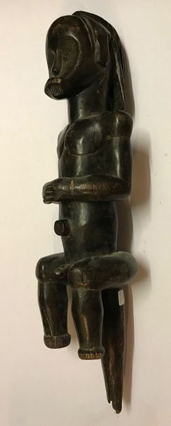 Statue anthropomorphe masculine assise, les...