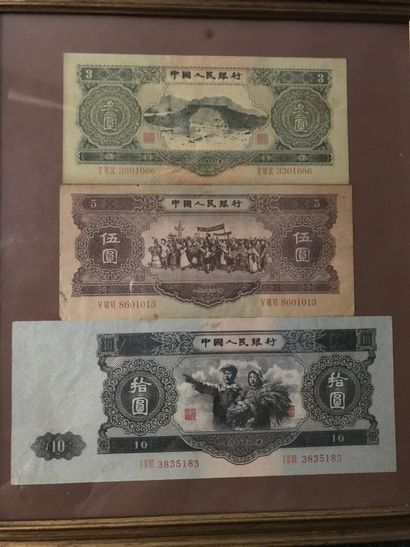 2 pièces encadrées contenant des billets...