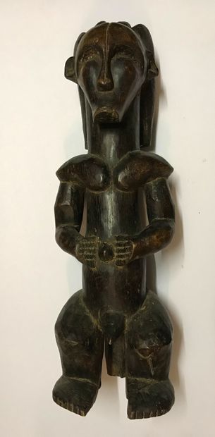 Statue anthropomorphe masculine assise, les...