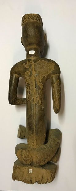 Statuette anthropomorphe assise, coiffée...