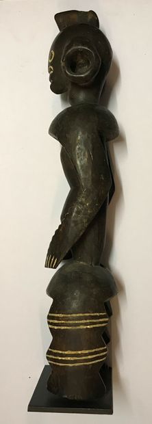 Statue anthropomorphe en bois à patine brune....