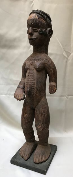 Statuette anthropomorphe féminine, debout,...