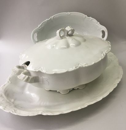 SOUPIERE en porcelaine blanche (36 x 24 cm)...