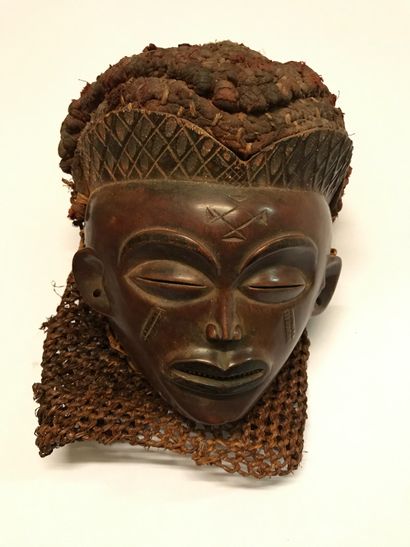 Masque anthropomorphe présentant un visage...