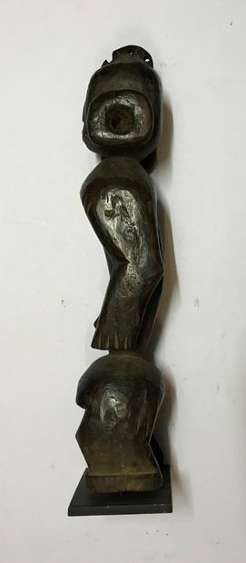 Statue anthropomorphe en bois à patine brune....
