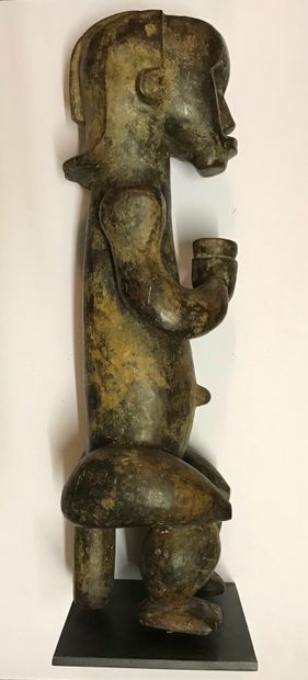 Statue anthropomorphe présentant une femme...