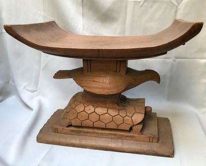 Siège en bois naturel à fût central sculpté...