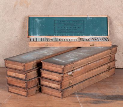 Lot de boites de pastels anciens. En l'é...