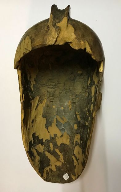 Masque présentant un visage concave orné...
