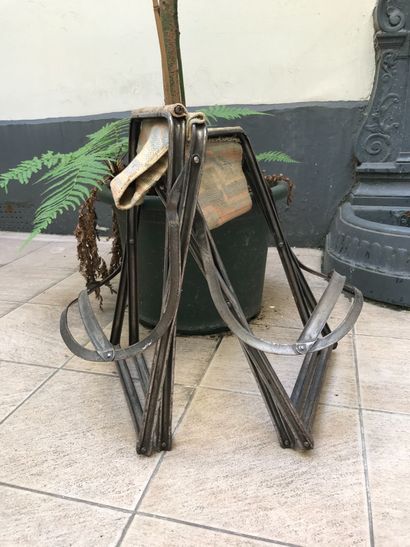Paire de tabourets pliants le piétement en...