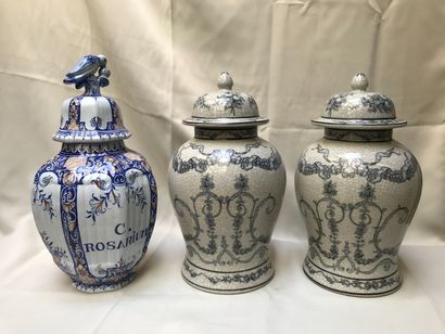 Paire de potiches couvertes balustre en céramique...