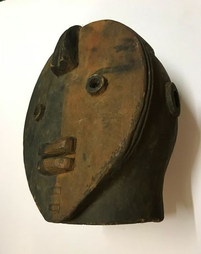 Masque-heaume anthropomorphe aux traits géométriques...