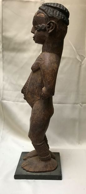 Statuette anthropomorphe féminine, debout,...