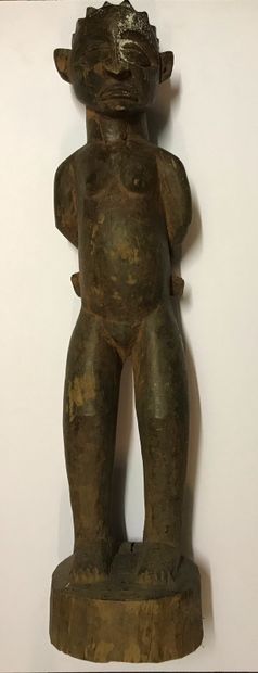 Statue anthropomorphe féminine debout tenant...