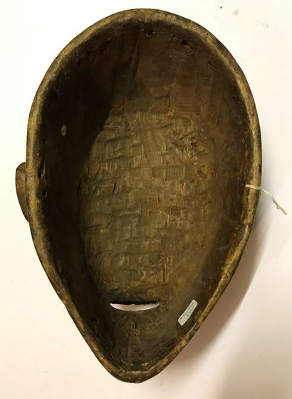Masque anthropomorphe la bouche ouverte montrant...