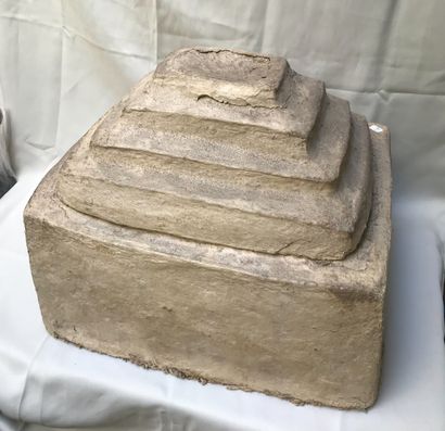Grande boîte en forme de mastabas en carton...