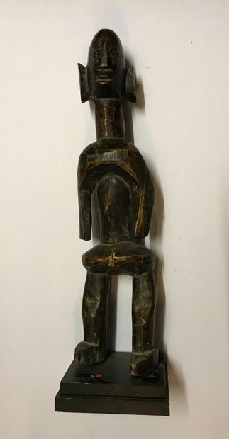 Statue anthropomorphe en bois à patine brune....