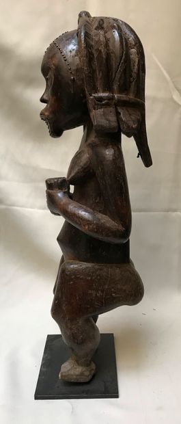 Statue anthropomorphe présentant une femme...
