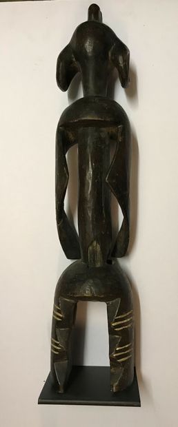 Statue anthropomorphe en bois à patine brune....
