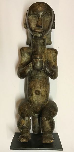 Statue anthropomorphe présentant une femme...