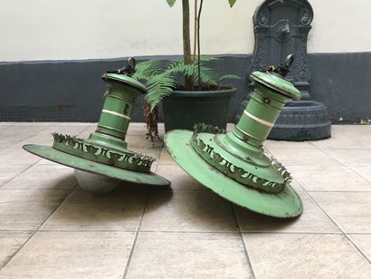 Une paire de suspensions en tôle laquée de...