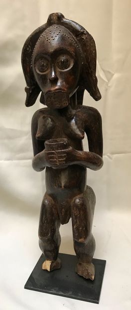 Statue anthropomorphe présentant une femme...