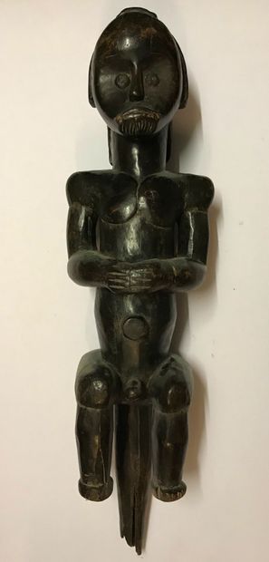 Statue anthropomorphe masculine assise, les...
