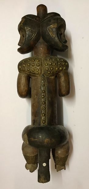 Statue anthropomorphe masculine assise à...