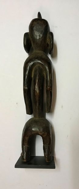 Statue anthropomorphe en bois à patine brune....