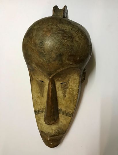Masque présentant un visage concave orné...
