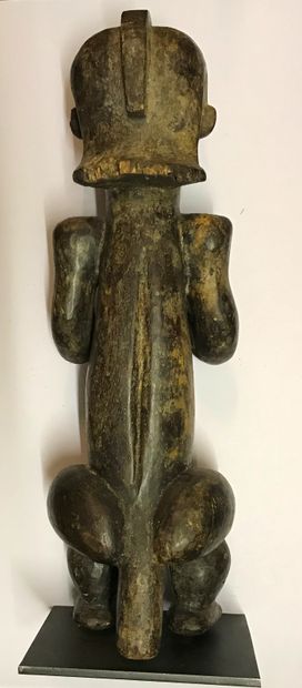 Statue anthropomorphe présentant une femme...