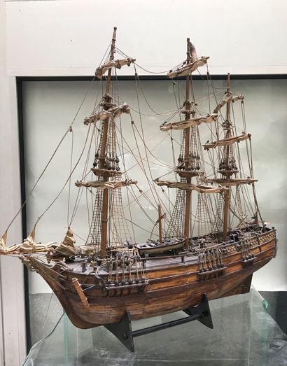 Maquette de bâteau 3 mâts, en bois, cordons...