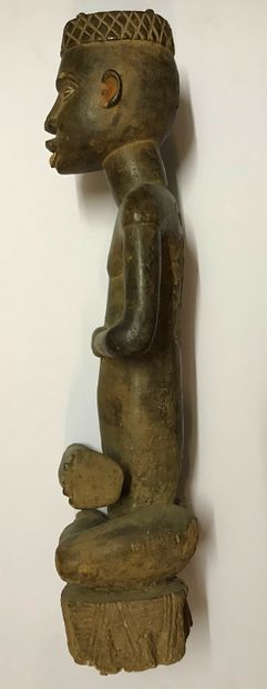 Statuette anthropomorphe assise, coiffée...