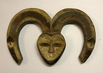 Masque au visage en forme de coeur, formé...