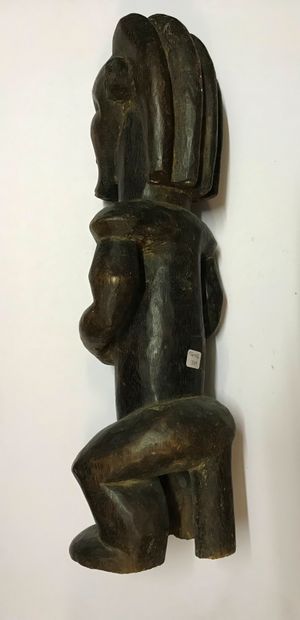 Statue anthropomorphe masculine assise, les...