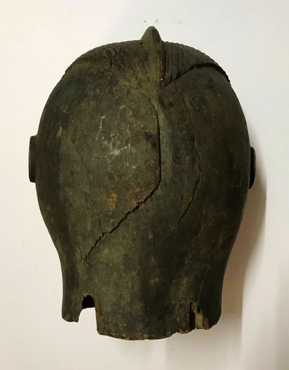 Masque-heaume anthropomorphe aux traits géométriques...