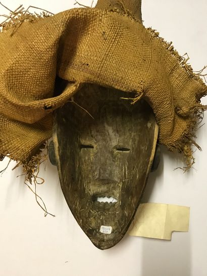Masque anthropomorphe la bouche ouverte montrant...