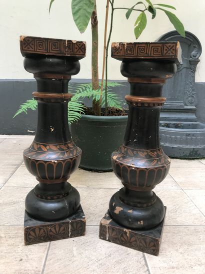 Paire de petites colonnes ou pieds de lampe...