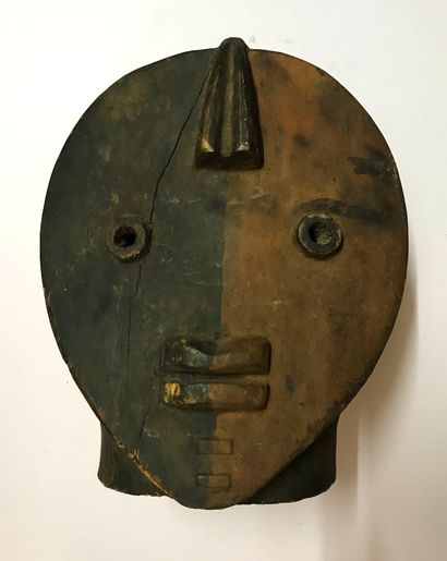 Masque-heaume anthropomorphe aux traits géométriques...