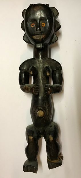 Statuette anthropomorphe féminine, debout...