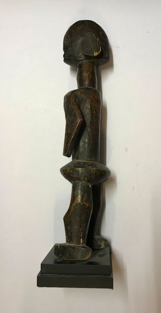 Statue anthropomorphe en bois à patine brune....