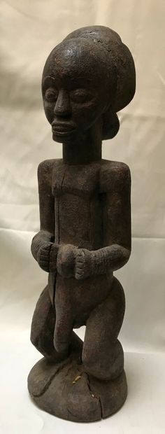 Statue anthropomorphe masculine debout les...