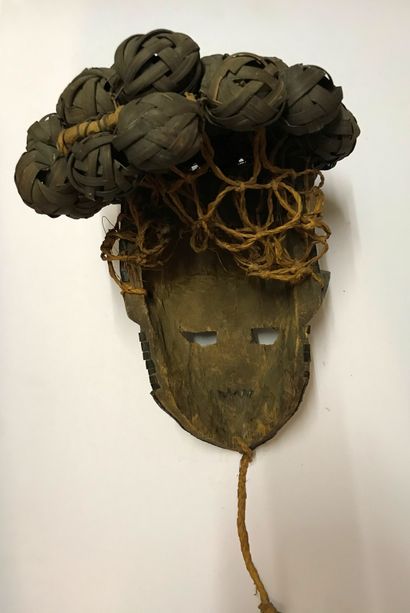 Masque anthropomorphe aux traits géométriques,...