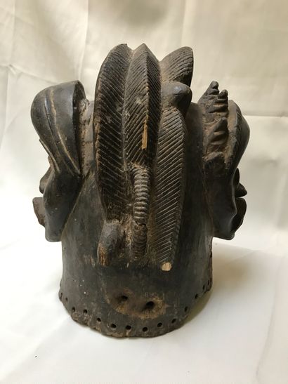 Masque heaume Janus en bois à patine brune...