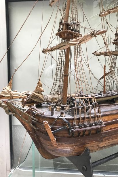 Maquette de bâteau 3 mâts, en bois, cordons...
