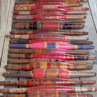 Lot de 30 navettes en bois peint de toutes...