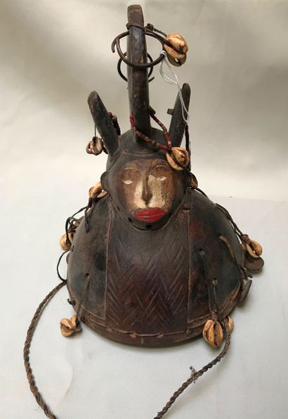 Masque cimier présentant une petite tête...